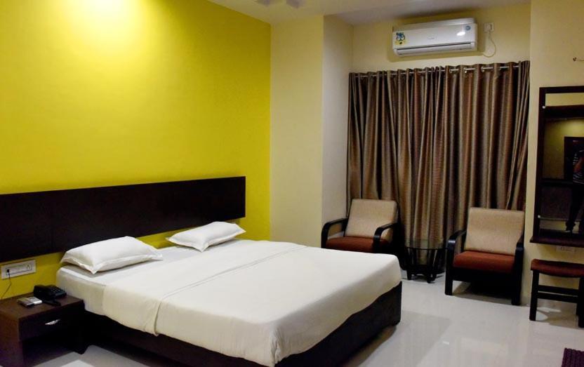 Hotel Varenya Inn Yavatmal Buitenkant foto
